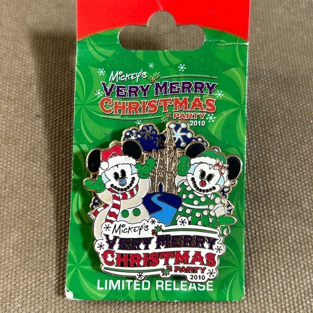 Disney NWT PIN very merry Xmas limited edition